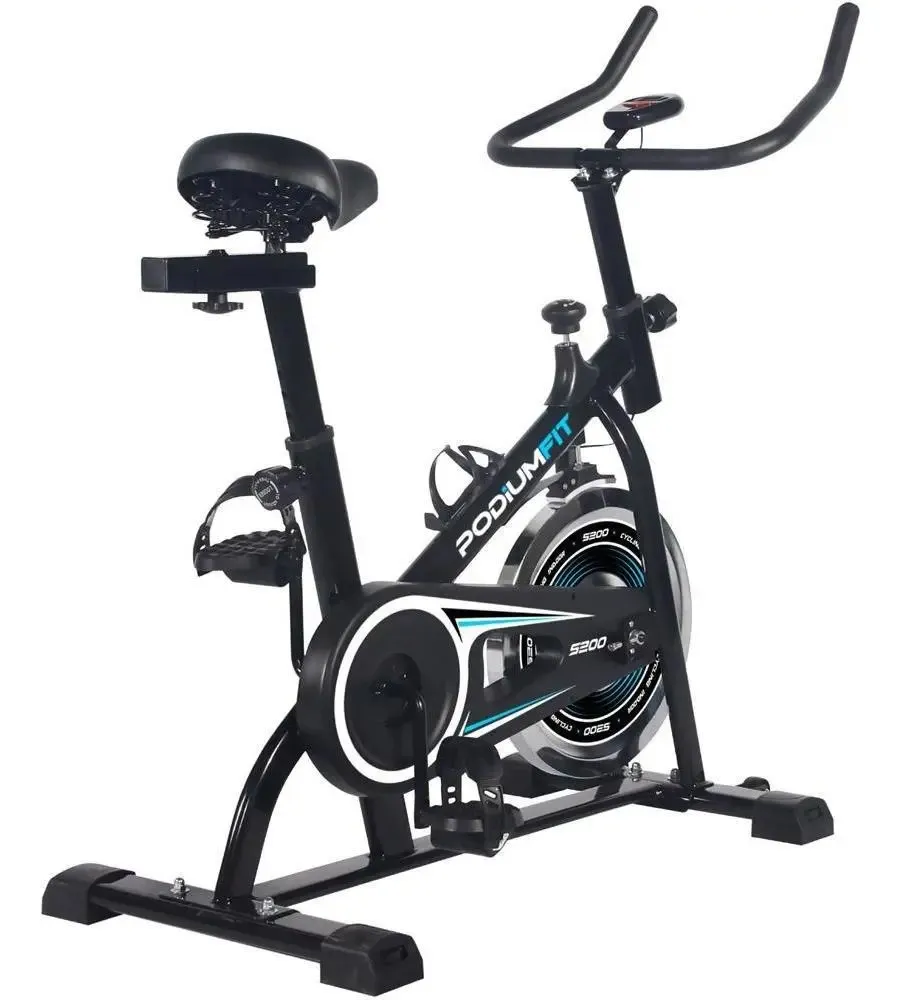 A PodiumFit S200 aparece como uma alternativa mais acessível dentro da linha de bicicletas de spinning da marca.