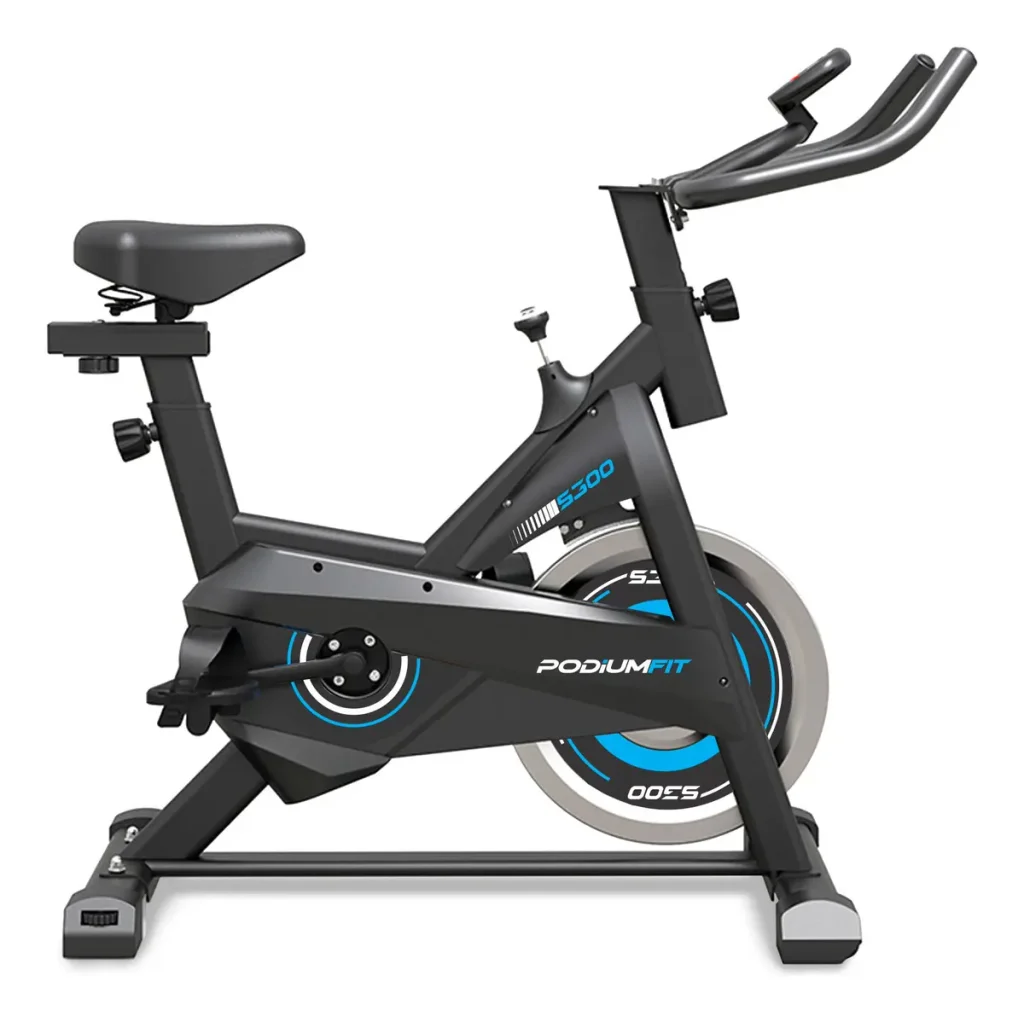 A PodiumFit S300 é uma alternativa para quem quer uma bicicleta de spinning residencial sem necessariamente partir para equipamentos de categorias mais caras.